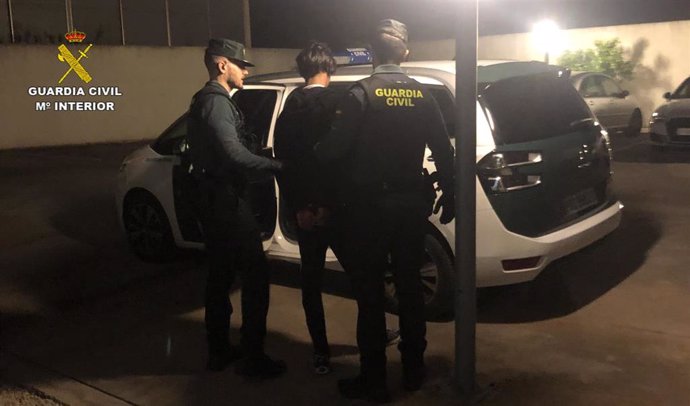 El detenido, junto a dos agentes de la Guardia Civil.
