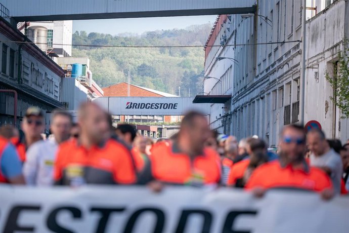 Manifestación de la plantilla de Bridgestone en la jornada de huelga por el ERE, a 8 de abril de 2025, en Basauri (Bizkaia)