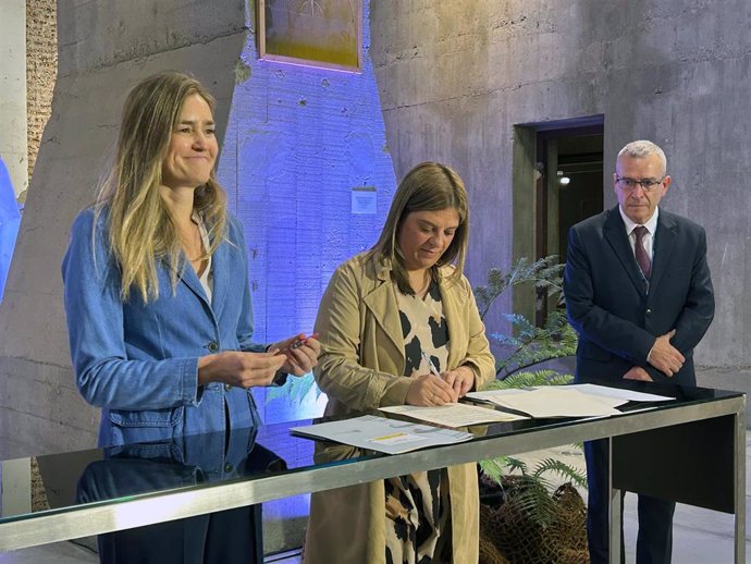 Gimena Llamedo firma el protocolo para el impulso del Centro de Innovación Territorial (CIT) de Asturias.