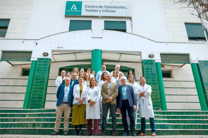 El equipo directivo del Hospital Universitario Virgen del Rocío acude a donar sangre