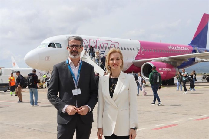 Justo Vellón a l'arribada del primer vol procedent de Cluj