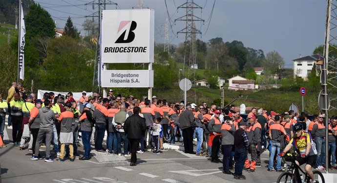 Manifestación de la plantilla de Bridgestone en Puente San Miguel