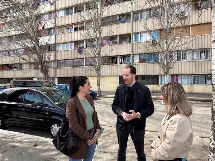 El portaveu del PP al Parlament, Juan Fernández, amb les regidores del partit a Sant Adrià de Besòs (Barcelona), Irene Pardo i Desiré Aguilar