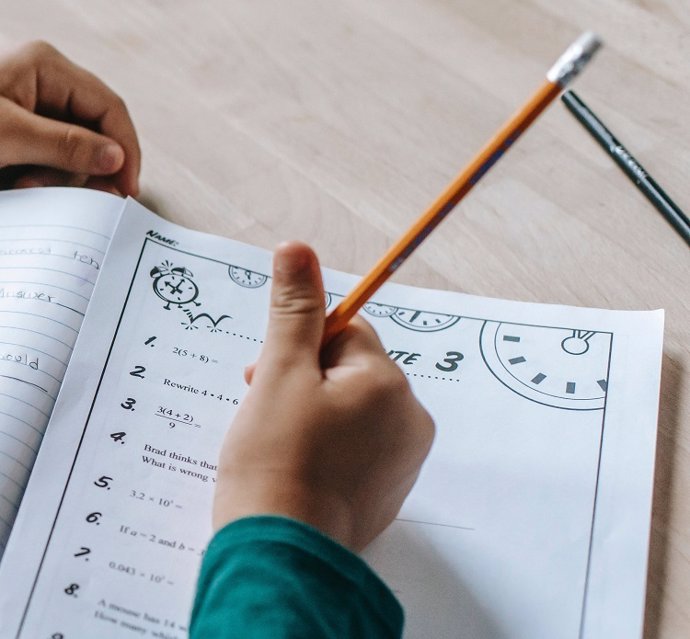 Archivo - Un alumno hace los deberes en el cuaderno.