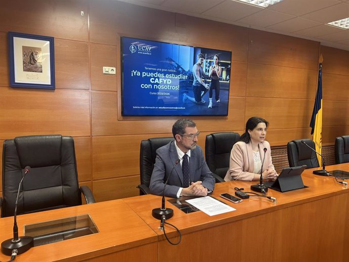 La vicerrectora de Ordenación Académica, Lourdes Miguel y Fernando Romera, decano de la facultad de Humanidades y Educación