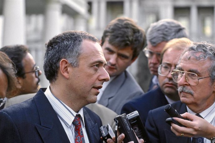 Archivo - Andrei Kozyrev, en 1993, tras reunirse con el entonces presidente de Estados Unidos, Bill Clinton 