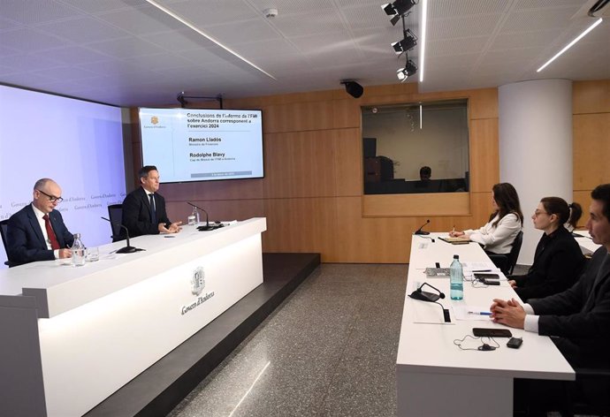 El ministro Ramon Llados y el jefe de la misión en Andorra del FMI, Rodolphe Blavy
