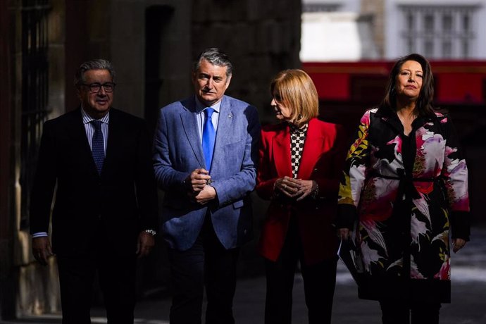 El consejero de la Presidencia, Antonio Sanz, junto a la alcaldesa de Jerez, María José García-Pelayo, y los europarlamentarios del PP, Carmen Crespo y José Ignacio Zoido, antes de la reunión para abordar las políticas arancelarias de Estados Unidos.