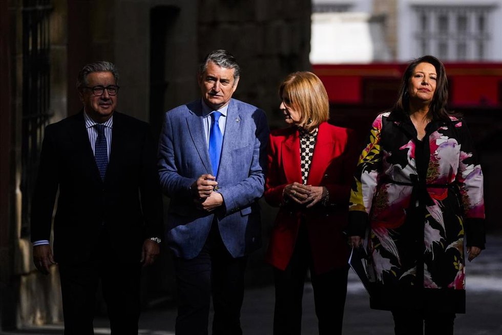 El consejero de la Presidencia, Antonio Sanz, junto a la alcaldesa de Jerez, María José García-Pelayo, y los europarlamentarios del PP, Carmen Crespo y José Ignacio Zoido, antes de la reunión para abordar las políticas arancelarias de Estados Unidos.