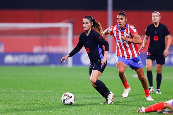 Archivo - Aitana Bonmati perseguida por Gaby García durante el Atlético de Madrid-FC Barcelona de la Liga F 24-25