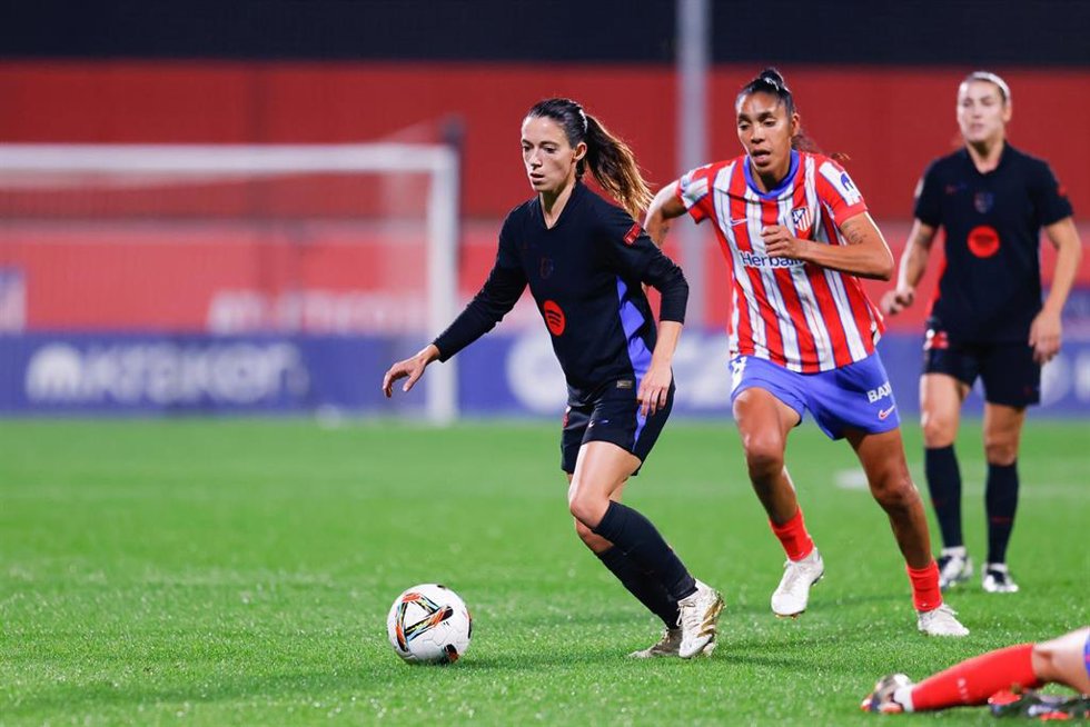 Archivo - Aitana Bonmati perseguida por Gaby García durante el Atlético de Madrid-FC Barcelona de la Liga F 24-25