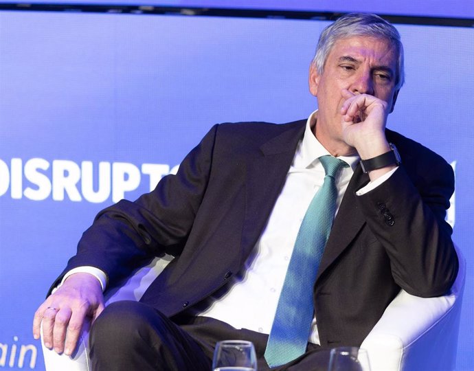 El CEO de Indra, José Vicente de los Mozos, interviene durante la tercera jornada de la V edición del foro económico español ‘Wake Up, Spain!’, en Casa de América, a 2 de abril de 2025, en Madrid (España). 