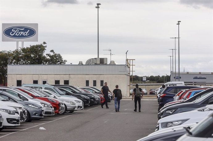 Archivo - Varios trabajadores en la fábrica de Ford, a 12 de junio de 2024, en Almussafes, València, Comunidad Valenciana (España).
