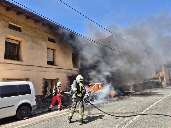 Bomberos sofocan un incendio de vehículo en Limpias