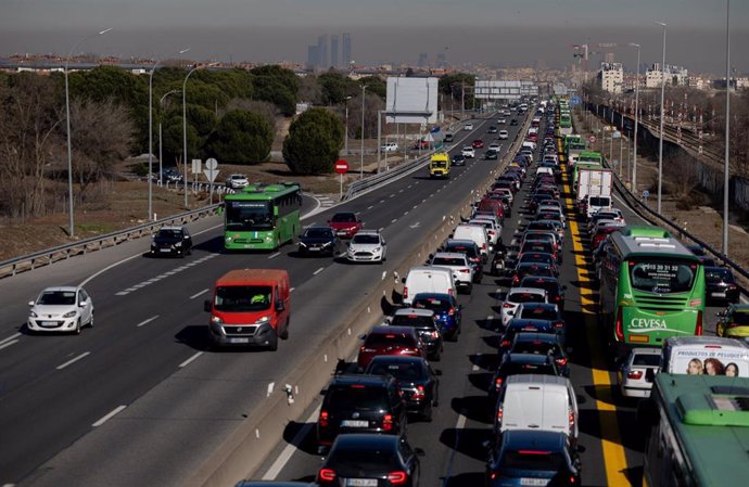 Archivo - Decenas de vehículos en una autovía de Madrid