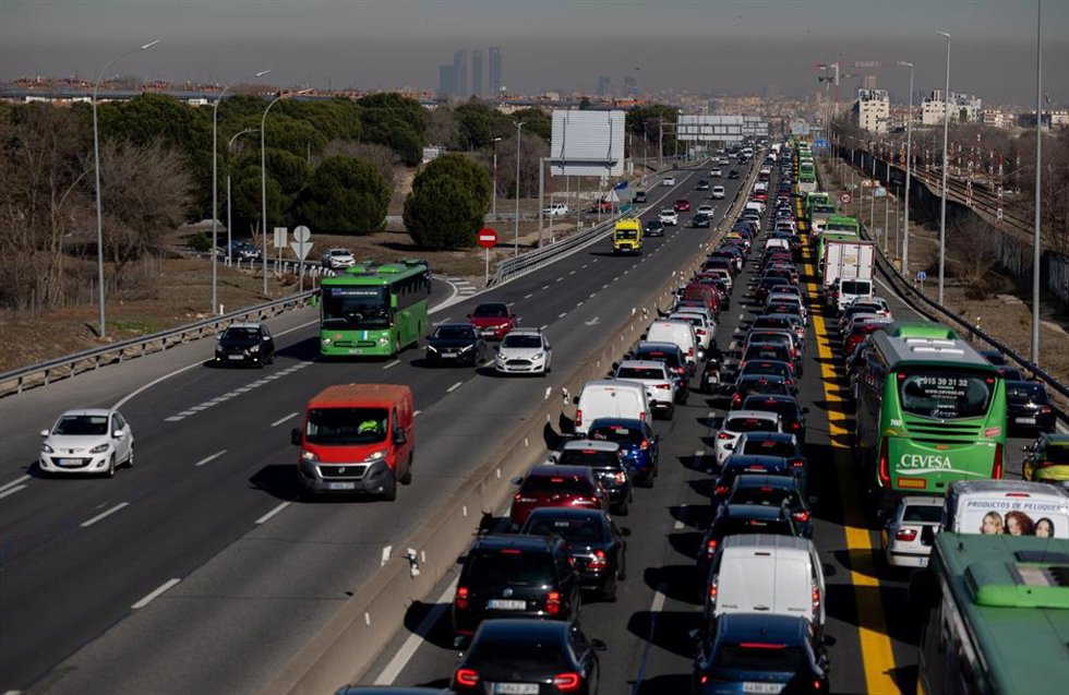 Archivo - Decenas de vehículos en una autovía de Madrid