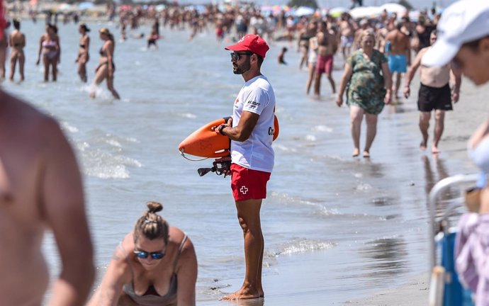 Archivo - Un socorrista de Cruz Roja en una  playa.