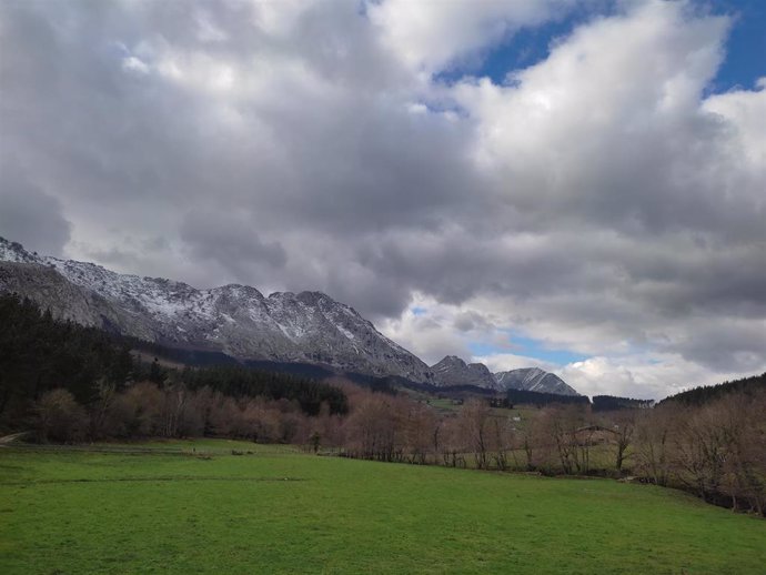 Archivo - Cielos muy nubosos en Atxondo (Bizkaia)