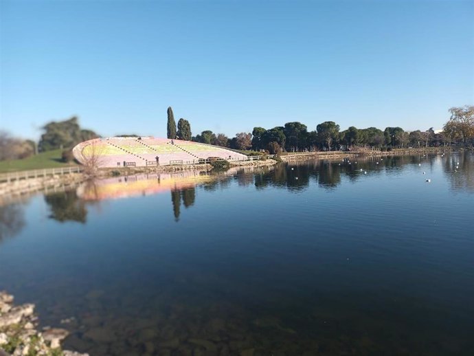 Archivo - Gradas del Parque de las Cruces pintadas con los colores de la bandera republicana