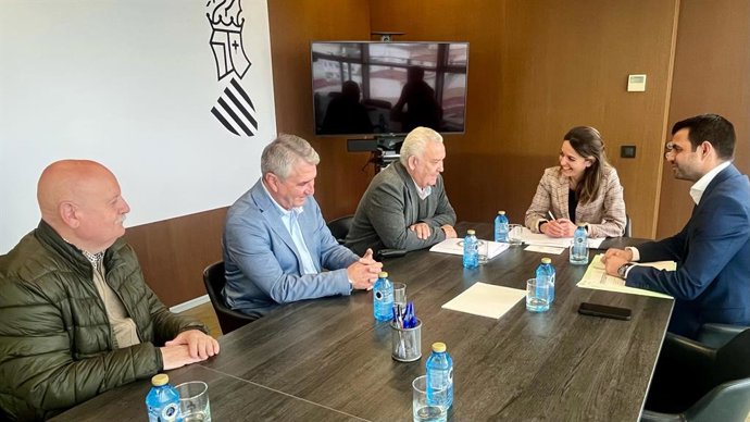 La consellera Nuro Martínez, en la reunió amb representants de l'Associació de Cossos i Forces de Seguretat de l'Estat Víctimes del Terrorisme (ACFSEVT),