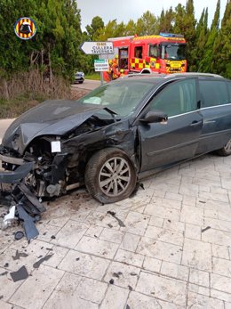Tres personas heridas en un accidente entre una furgoneta y un coche en Cullera