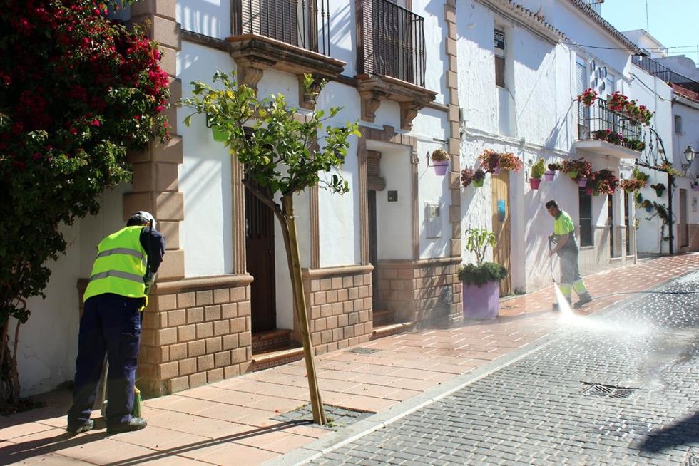 Se llevarán a cabo baldeos intensivos en los recorridos procesionales, antes y después de cada desfile detergentes concentrados con aroma a azahar y limón, evocando la floración primaveral de naranjos y cítricos, símbolos de la ciudad.