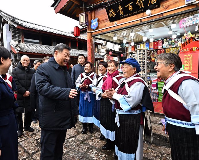 KUNMING, 20 de março de 2025 -- O presidente chinês Xi Jinping, também secretário-geral do Comitê Central do Partido Comunista da China e presidente da Comissão Militar Central, conversa com moradores locais enquanto visita a Cidade Antiga de Lijiang, em 