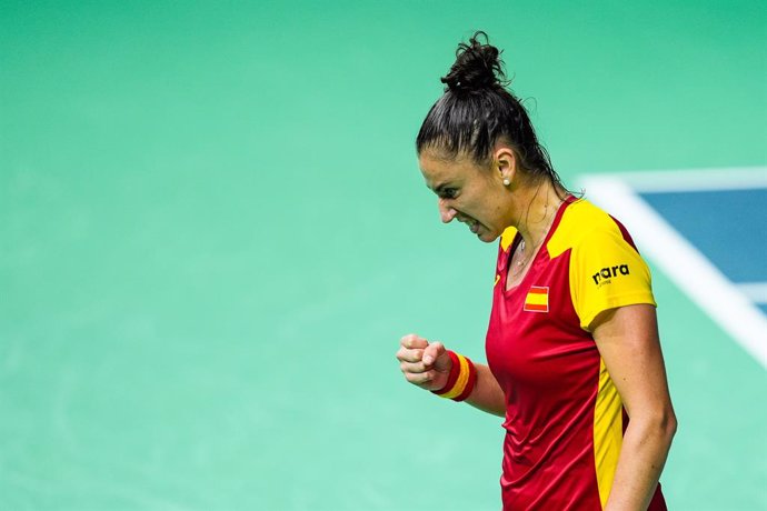 Archivo - Sara Sorribes, da Espanha, gesticula contra Magda Linette, da Polônia, durante partida de tênis entre Espanha e Polônia durante a Copa Billie Jean King no estádio Martin Carpena Pavilion em 15 de novembro de 2024, em Málaga, Espanha