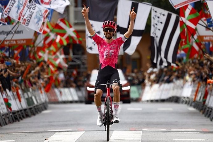 O piloto irlandês Ben Healy (EF Education-EasyPost) venceu a quinta etapa da Itzulia, realizada entre Urduña e Gernika-Lumo em 172,3 quilômetros.