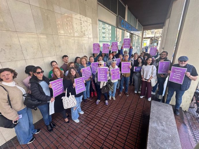 Concentración convocada por IU y PCA contra la coacción a mujeres que quieren ejercer su derecho al aborto.