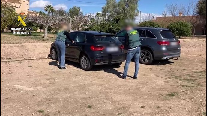 Registro de uno de los coches con los que operaban los detenidos