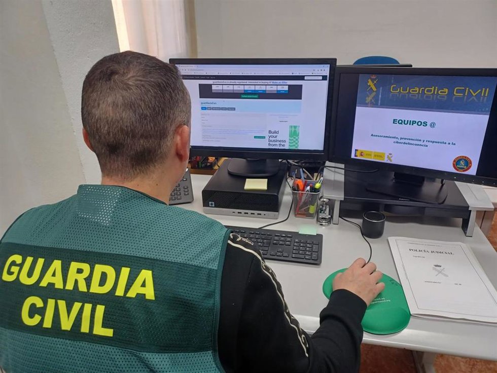 Imagen de un agente de la Guardia Civil en la investigación de los hechos