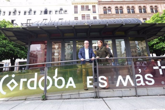 El director del CAPT-UCO, Manuel Rivera, y la edil de Turismo, Marián Aguilar.