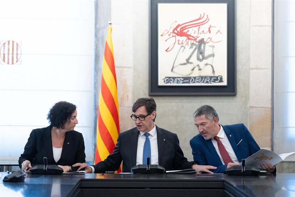 El presidente de la Generalitat, Salvador Illa, acompañado por el conseller de Empresa, Miquel Smper, y por la consellera de Economía, Alicia Romero, durante una reunión, en el Palau de la Generalitat, a 7 de abril de 2025