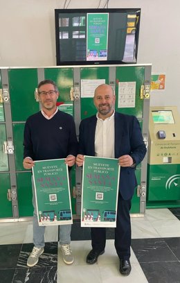 Miguel Contreras (i) y el gerente del Consorcio de Transporte Metropolitano Área de Jaén, Sergio López.