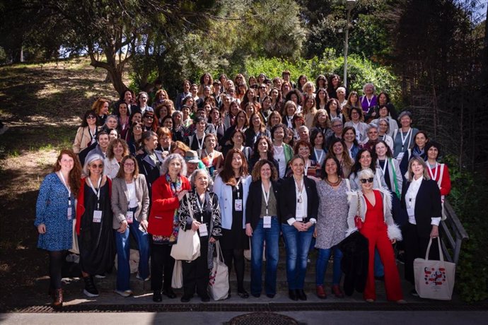 Las conselleras Hernández y Menor con el resto de participantes de la jornada