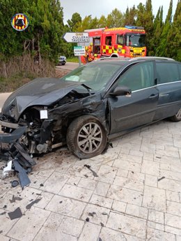 Tres persones ferides en un accident entre una furgoneta i un cotxe a Cullera
