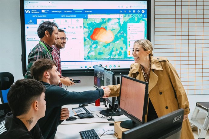 Visita de la presidenta de la Junta, María Guardiola, al Centro Operativo del Infoex en Cáceres