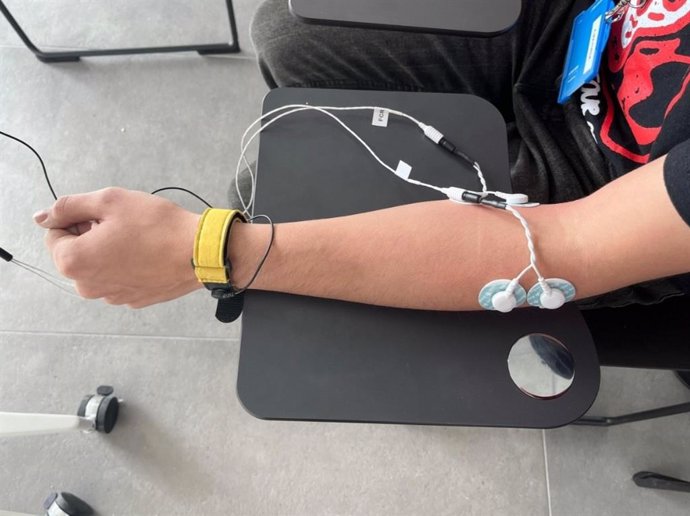 Terapia experimental de estimulação elétrica periférica pode reduzir o tremor em pacientes com Parkinson