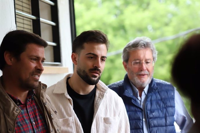 José Manuel Jurado (centro) en la visita a las viviendas públicas en Castro del Río.