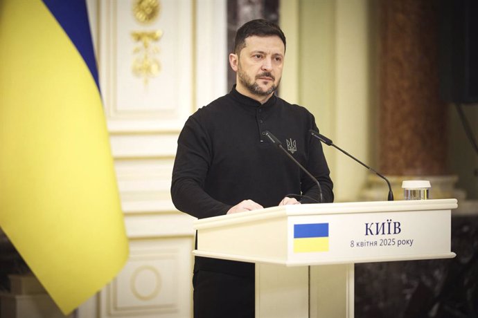 8 de abril de 2025, Kiev, Ucrânia: O presidente ucraniano Volodymyr Zelenskyy ouve uma pergunta durante uma coletiva de imprensa conjunta com o primeiro-ministro belga Bart De Wever no Palácio Mariinsky, em 8 de abril de 2025, em Kiev, na Ucrânia.