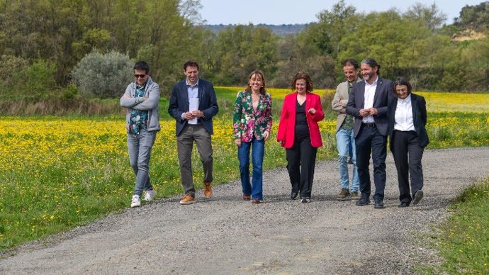 La consellera Paneque con los representantes de los regantes.