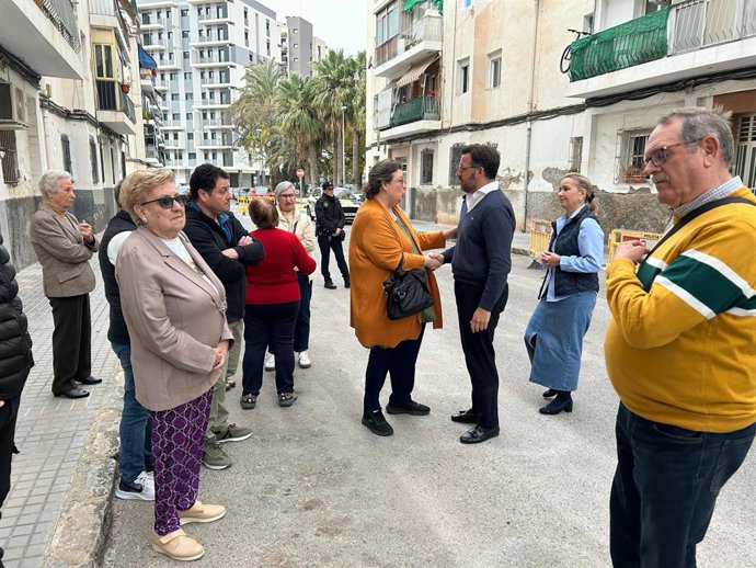 El secretari autonòmic d'Habitatge, Sebastián Fernández, i l'alcalde d'Elx, Pablo Ruz, visiten el barri de Sant Antón de la ciutat este divendres