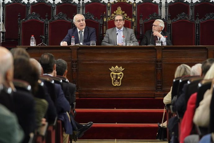 De izquierda a derecha, el juez Llarena, el decano de la Abogacía granadina, Leandro Cabrera, y el presidente de la Real Academia de Jurisprudencia, Rafael López Cantal