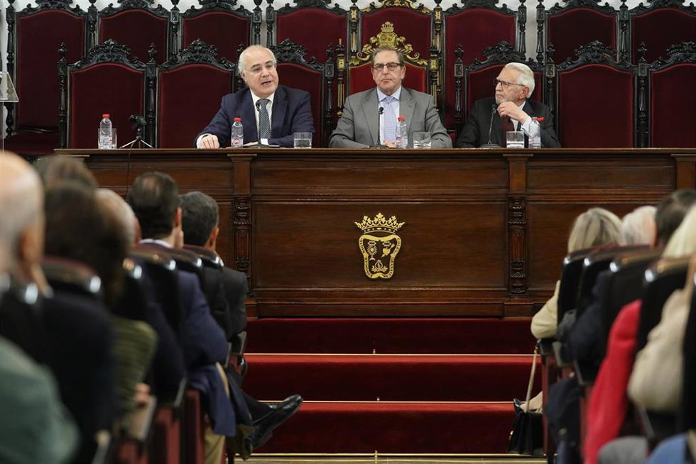 De izquierda a derecha, el juez Llarena, el decano de la Abogacía granadina, Leandro Cabrera, y el presidente de la Real Academia de Jurisprudencia, Rafael López Cantal