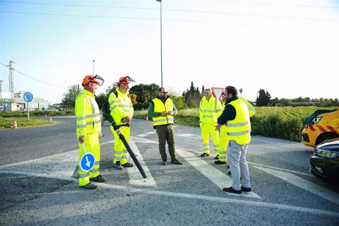 El responsable del Área de Cooperación de la Diputación de Cádiz, Javier Bello, junto al personal de Brigadas de Carreteras de la Diputación de Cádiz.