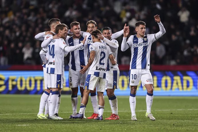 Archivo - Daniel Raba of CD Leganes celebrates a victory with his teammates during the Spanish league, La Liga EA Sports, football match played between FC Barcelona and CD Leganes at Estadio Olimpico de Montjuic on December 15, 2024 in Barcelona, Spain.
