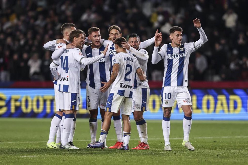 Archivo - Daniel Raba of CD Leganes celebrates a victory with his teammates during the Spanish league, La Liga EA Sports, football match played between FC Barcelona and CD Leganes at Estadio Olimpico de Montjuic on December 15, 2024 in Barcelona, Spain.
