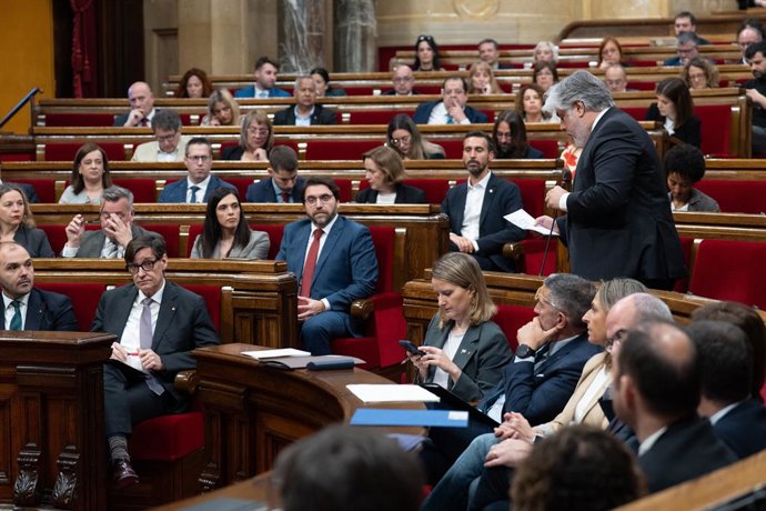 El presidente del grupo parlamentario de Junts en el Parlament, Albert Batet, durante una sesión de control al Govern de la Generalitat de Catalunya en el Parlament, a 9 de abril de 2025, en Barcelona (España).