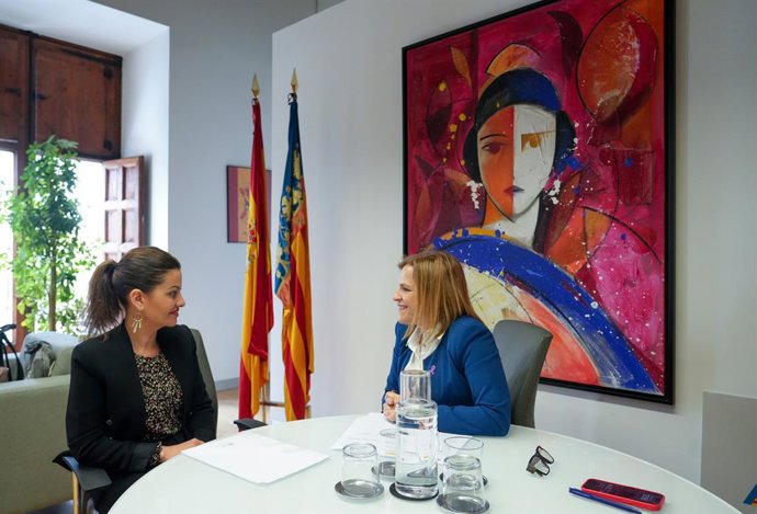 La ministra de Joventut i Infància, Sira Rego, es reunix amb la delegada del Govern a la Comunitat Valenciana, Pilar Bernabé, a València.